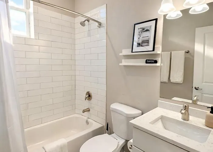 Flexhome West Town - Spacious 2br Duplex - Sleeps 8 Apartment